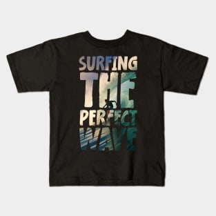 Surfing the perfect wave Kids T-Shirt